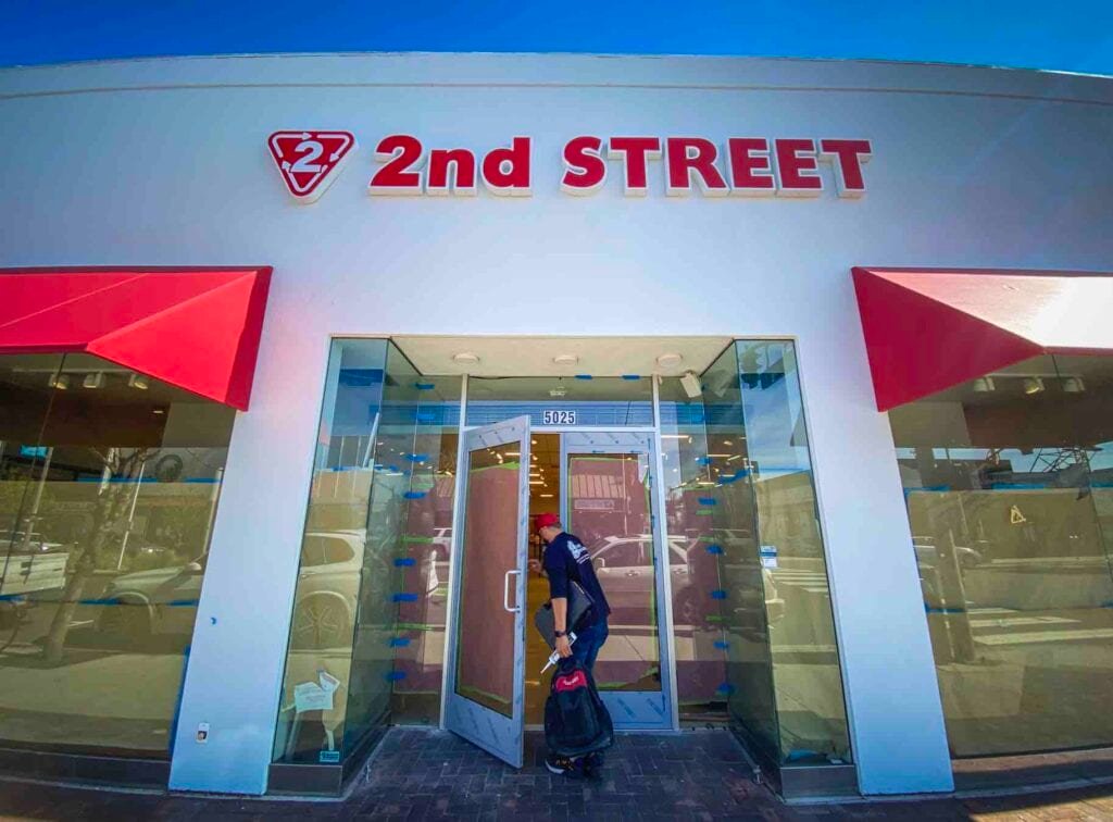 A construction worker enters the soon-to-open 2nd Street reseller in Belmont Shore. Photo by Brian Addison.