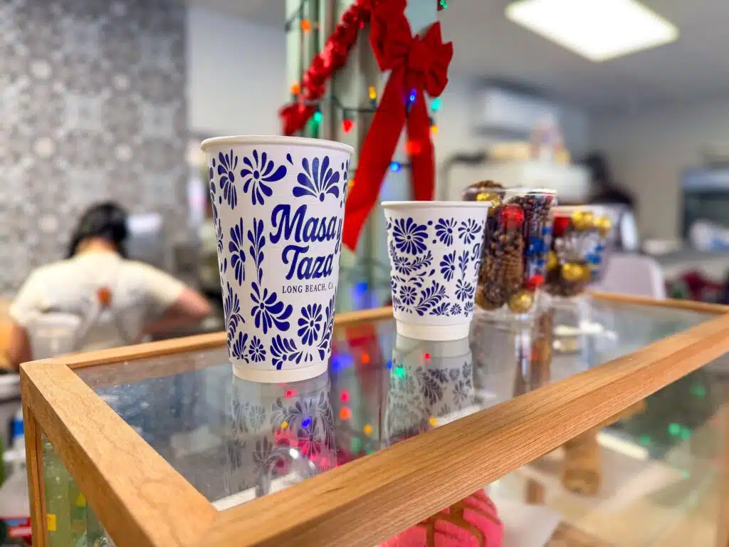 masa y taza Long Beach