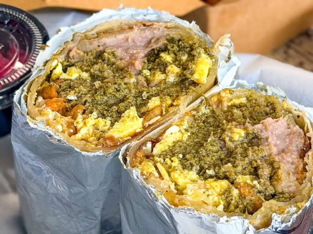 masa y taza Long Beach