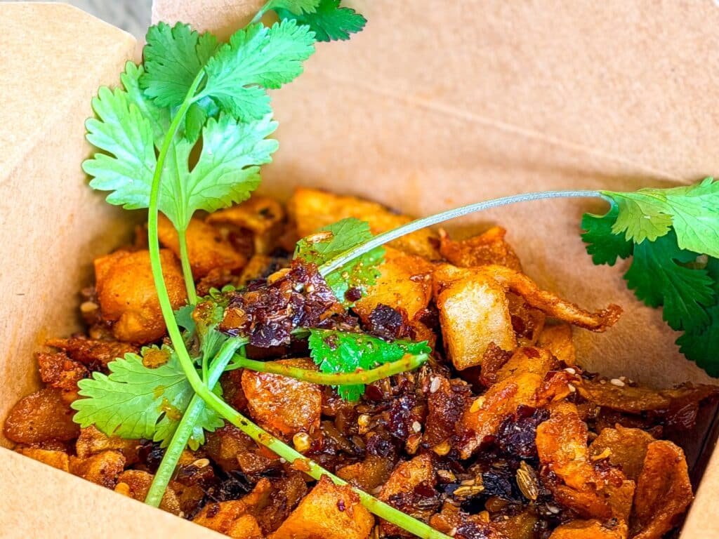 masa y taza Long Beach