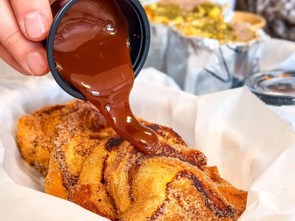 masa y taza Long Beach