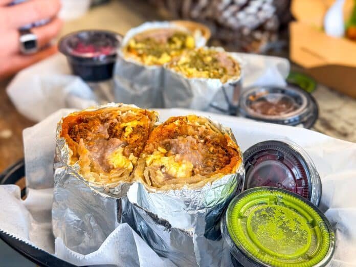 masa y taza Long Beach