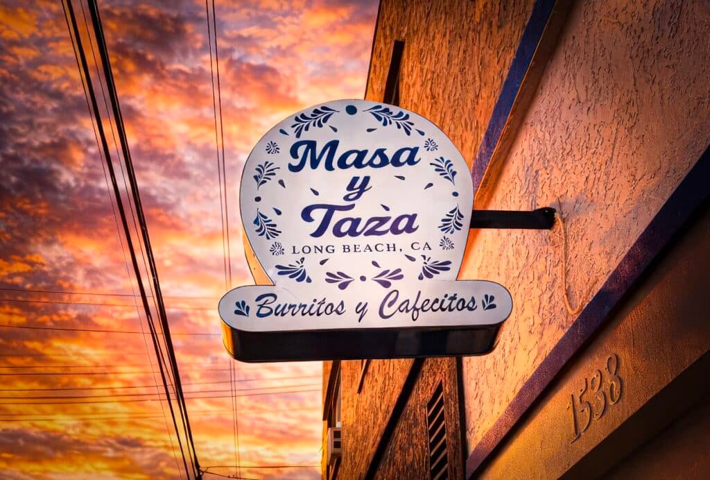 masa y taza Long Beach