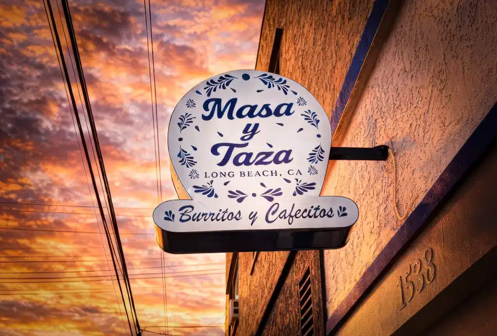 masa y taza Long Beach