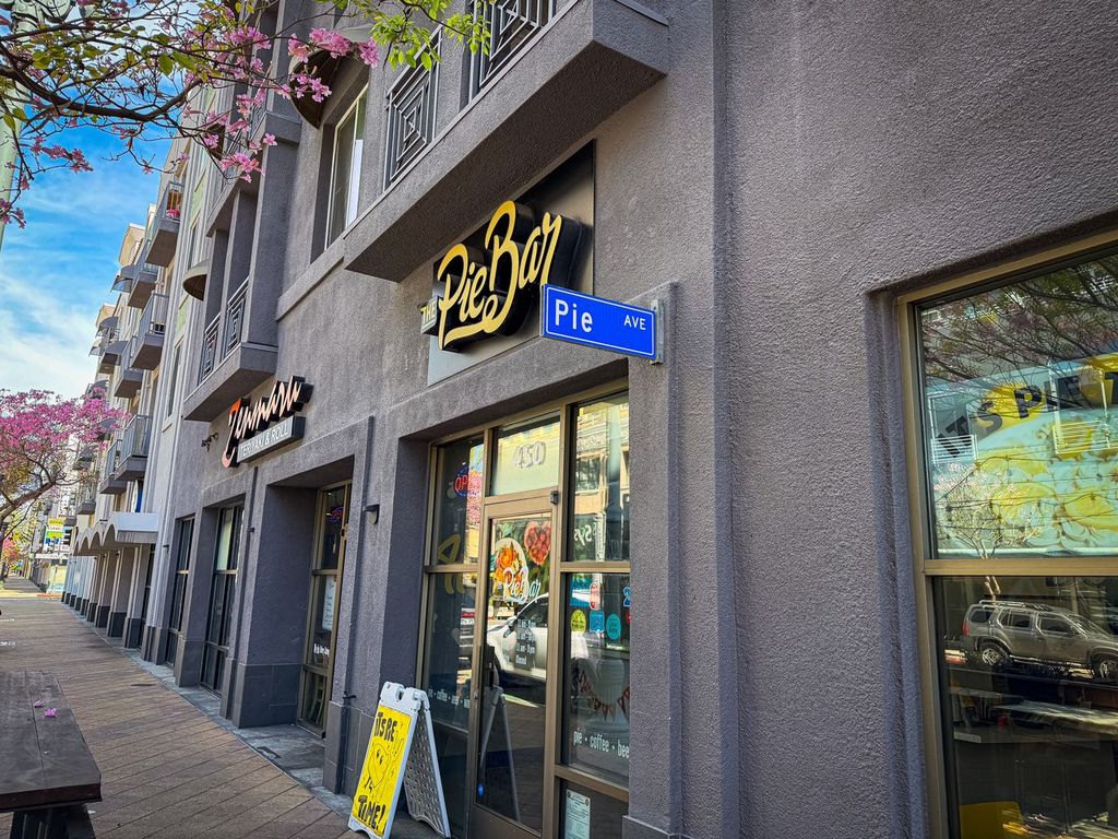 laurie's pie bar long beach